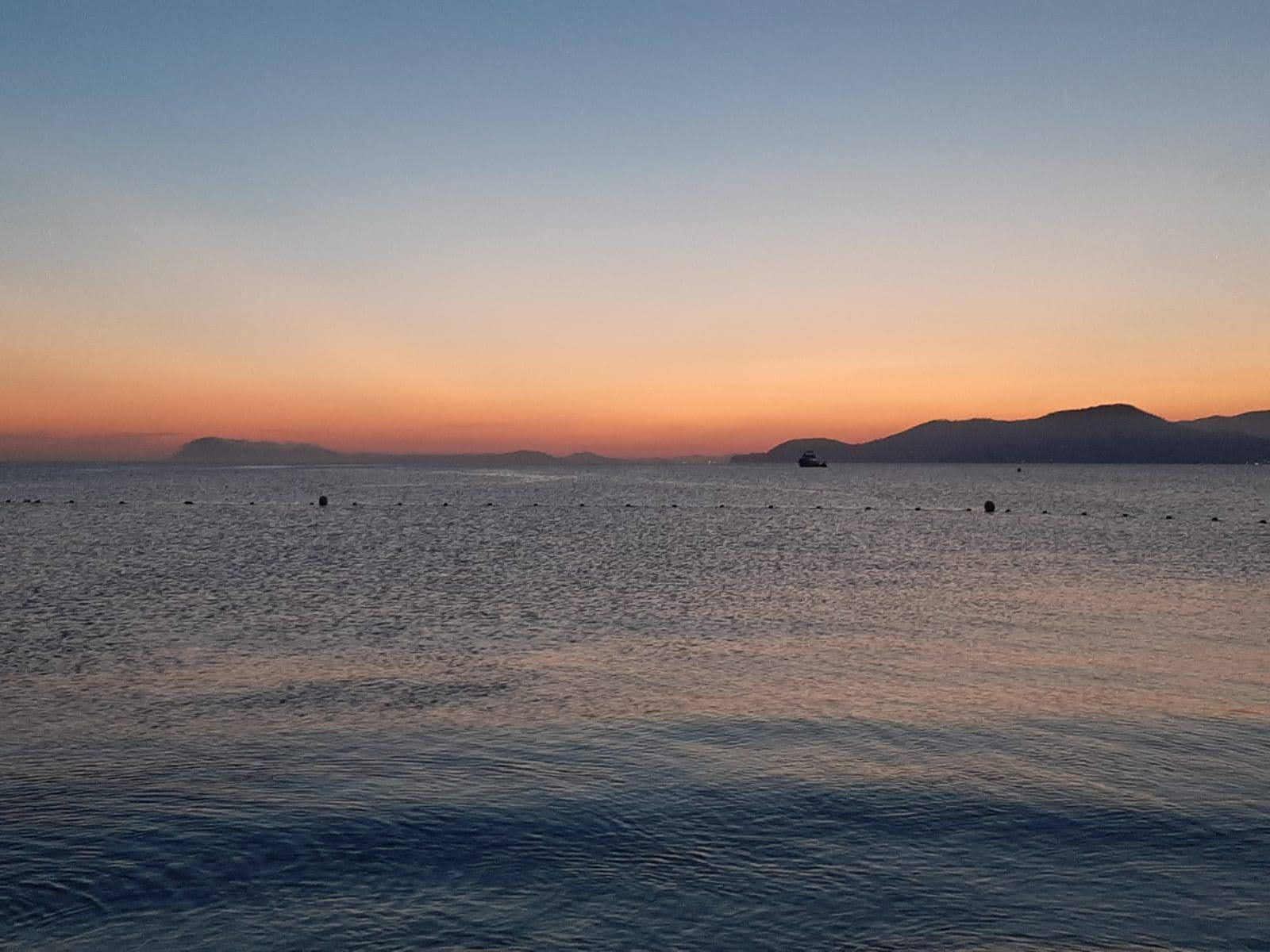 Coucher de soleil sur la plage de l'Almanarre à Hyères