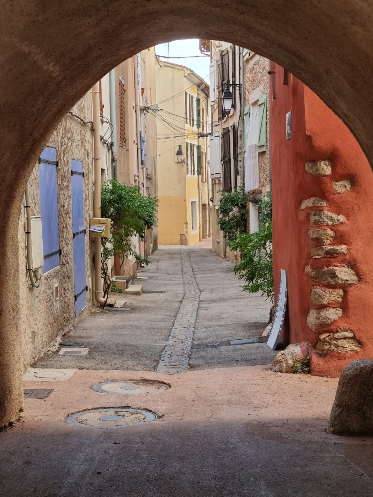 Passage sous la tour de l'horloge à La Roquebrussanne