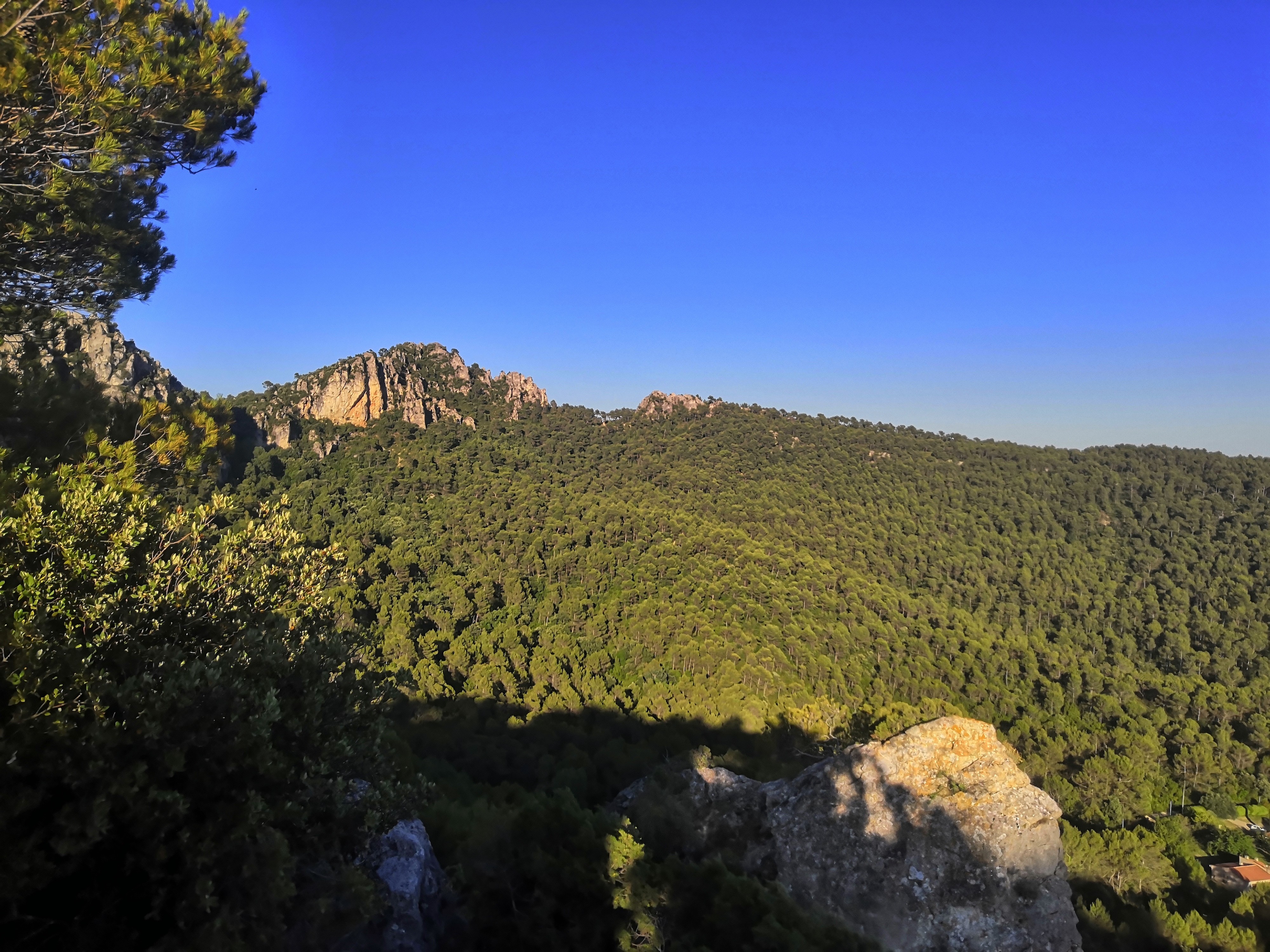 Soleil couchant sur la montagne de la Loube à La Roquebrussanne