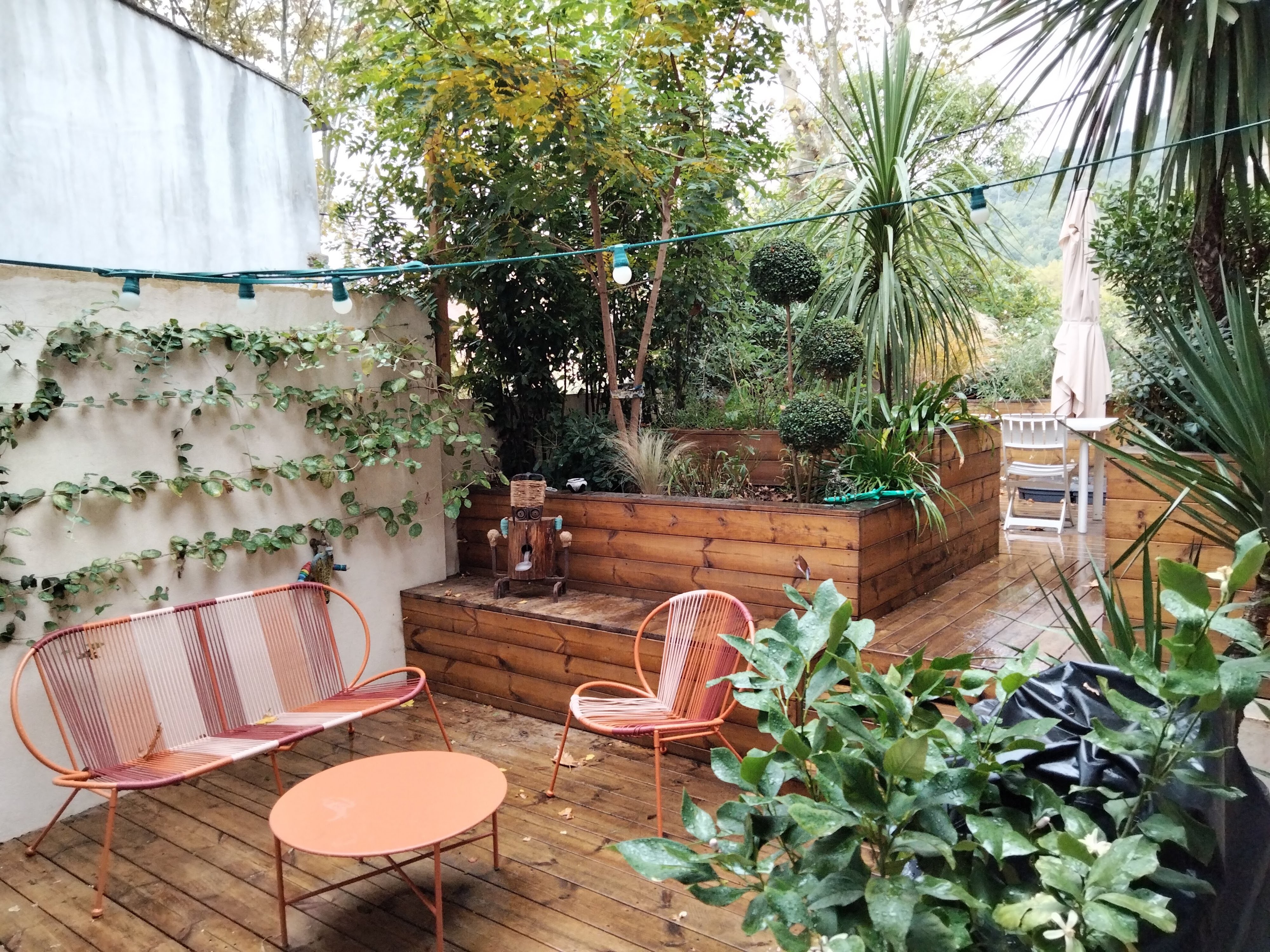 Terrasse de la maison à l'automne 2021