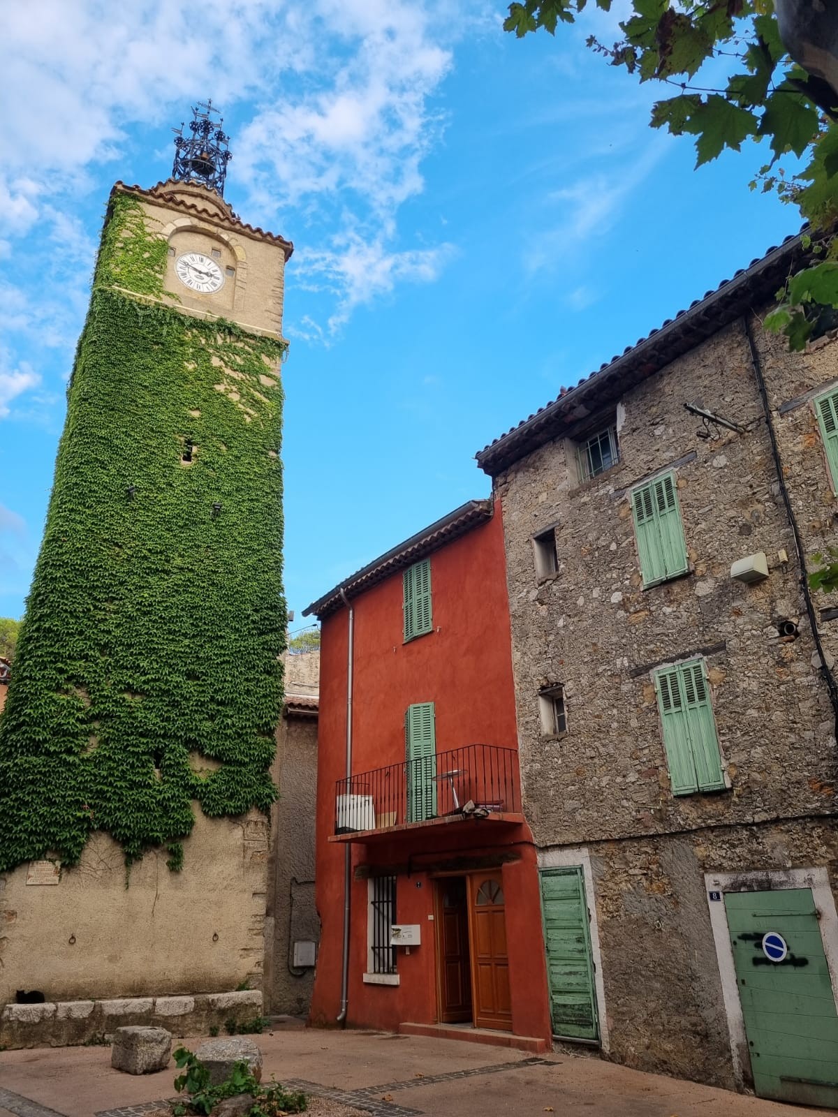 Tour de l'horloge à La Roquebrussanne